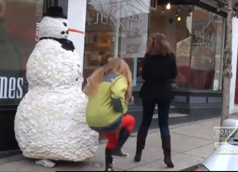 Scary Snowman Prank (VIDEO)