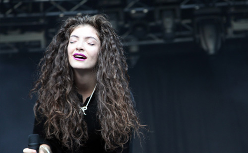 Lorde Launches Campaign Against Aggressive Paparazzo (VIDEO)
