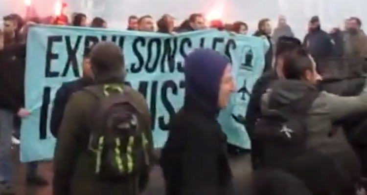 French Crowd Forces Anti-Refugee Racists to Retreat (Video)