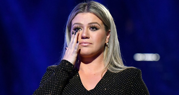 Kelly Clarkson Breaks Down At Billboard Music Awards, Pleads For Action After Santa Fe Shooting – Video
